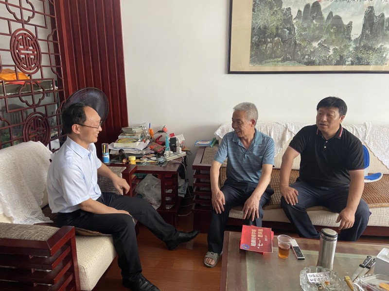 学院党委开展“七一”走访慰问活动