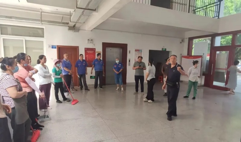 卫生安全——学院总务科开展基孔肯雅热防控大扫除