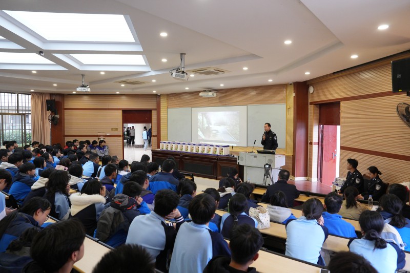 大学生交通安全主题宣讲活动在学院成功举办